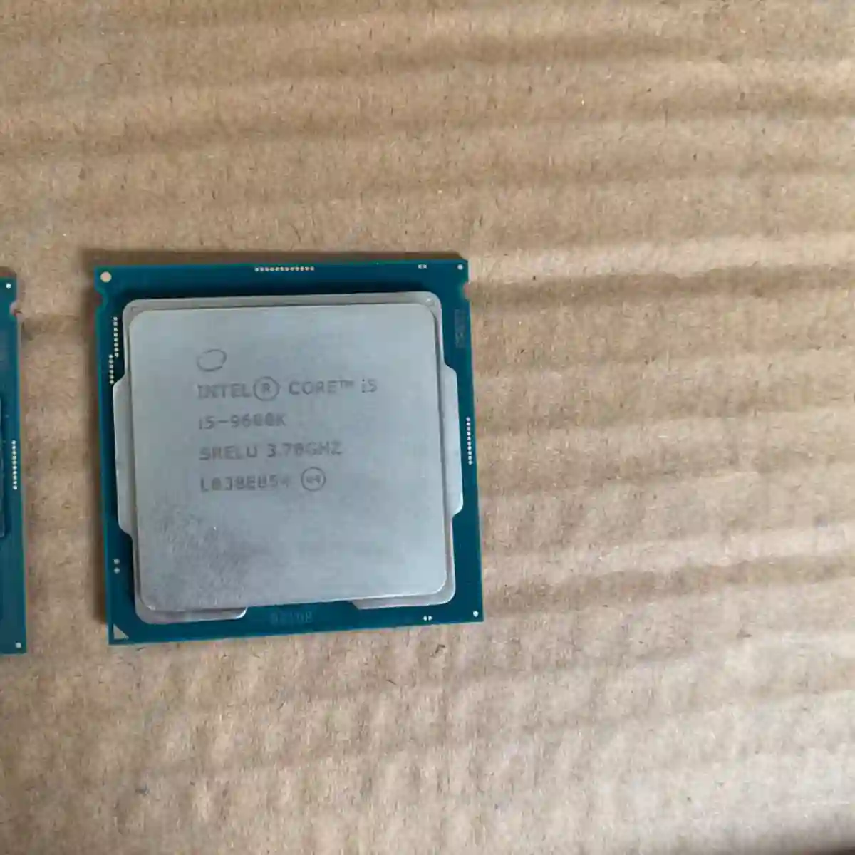 两块cpu 一块 i5 9600k 价格 1080 一块议价
