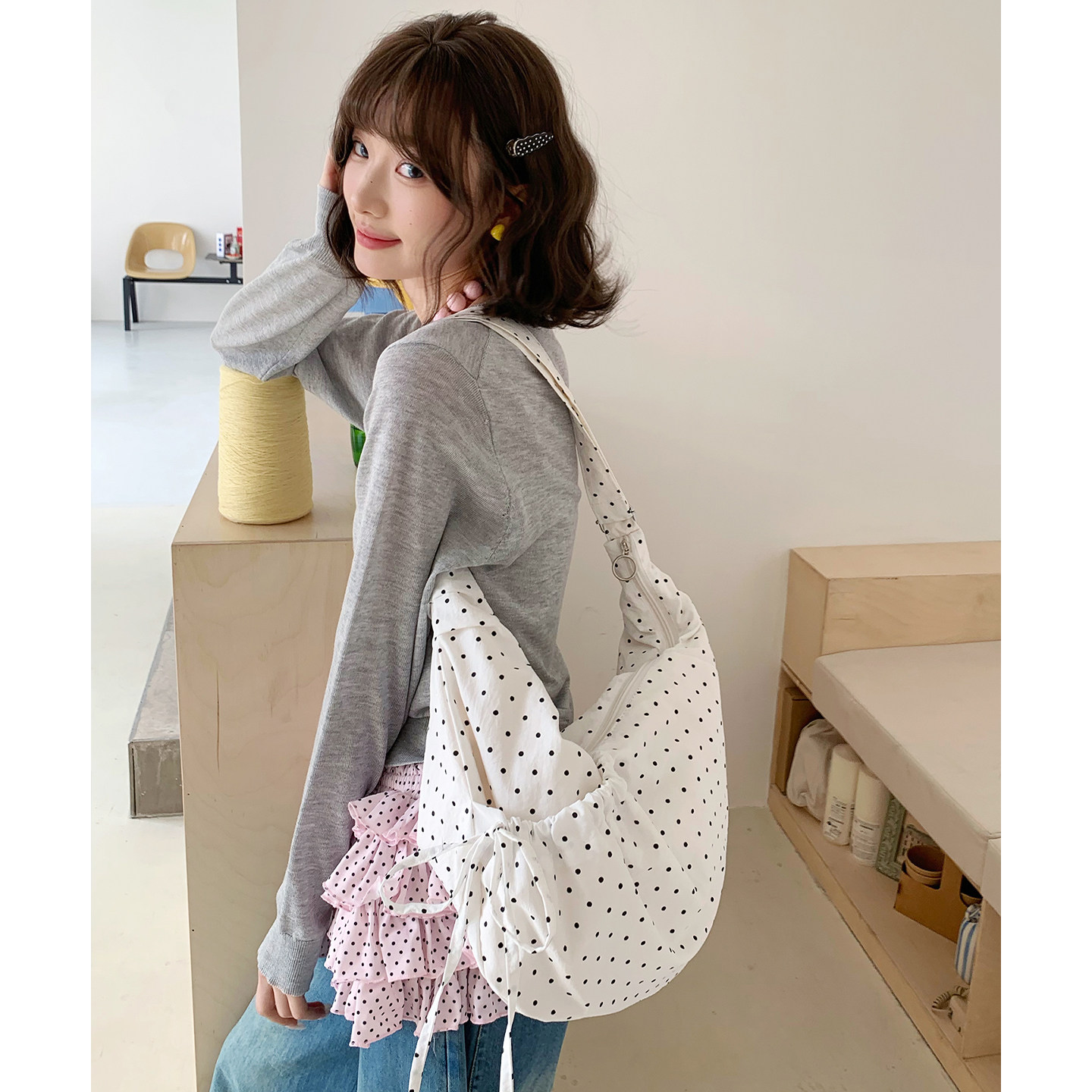 初春新款小清新波点斜挎包韩版褶皱高级感牛角包小众设计单肩包女