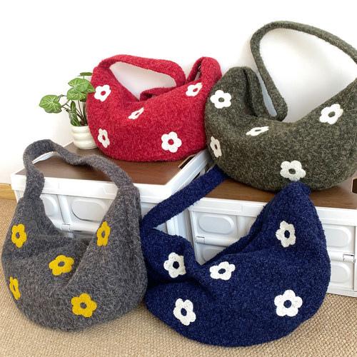 毛绒花朵刺绣斜挎包韩版