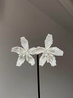 Korean-style simple white rice bead flower stud earrings with a light luxury and high-end feel, elegant and grand. Small and niche earrings for square faces thumbnail 2