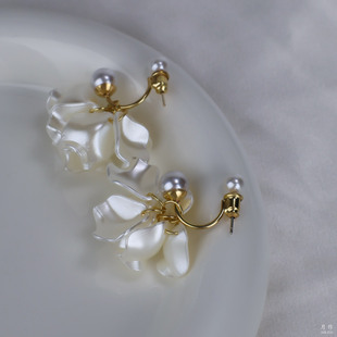 高级感轻奢耳环独特漂亮耳饰 爆款 法式 优雅仿珍珠花瓣耳钉2025新款