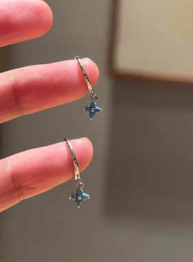 蓝色四叶草耳扣冷淡风气质百搭小众设计感耳环2025新款爆款高级感