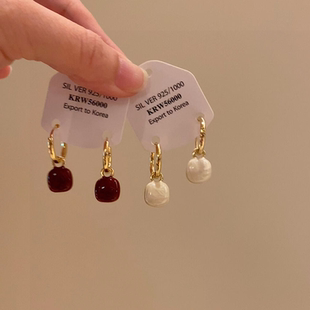高级感轻奢小众耳扣女 爆款 法式 复古酒红色小方糖吊坠耳环2025新款