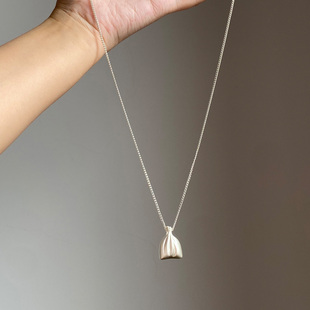 银色拉丝钱袋吊坠项链女款2026新款简约气质百搭毛衣链轻奢高级感