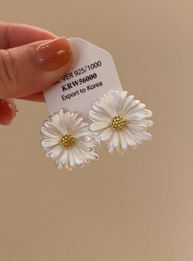 森系小清新白色雏菊花朵耳钉2025新款爆款高级感精致简约百搭耳环