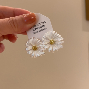 森系小清新白色雏菊花朵耳钉2025新款 高级感精致简约百搭耳环 爆款