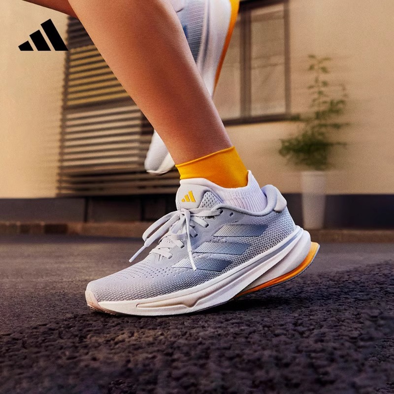 阿迪达斯运动跑鞋SUPERNOVA RISE女子轻便透气休闲跑步鞋IG7512