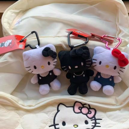 日本代购三丽鸥黑白蓝白背带裤HelloKitty毛绒爱心扣挂件包挂件