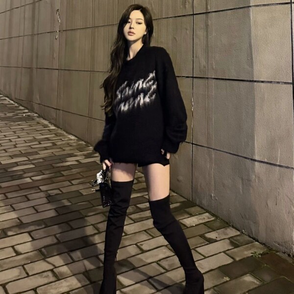 2025年冬季新款签名字母宽松软糯马海毛黑色针织衫慵懒风毛衣上衣