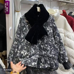 高级感围巾领印花羽绒服女短款2025冬黑白撞色保暖加厚水墨画外套