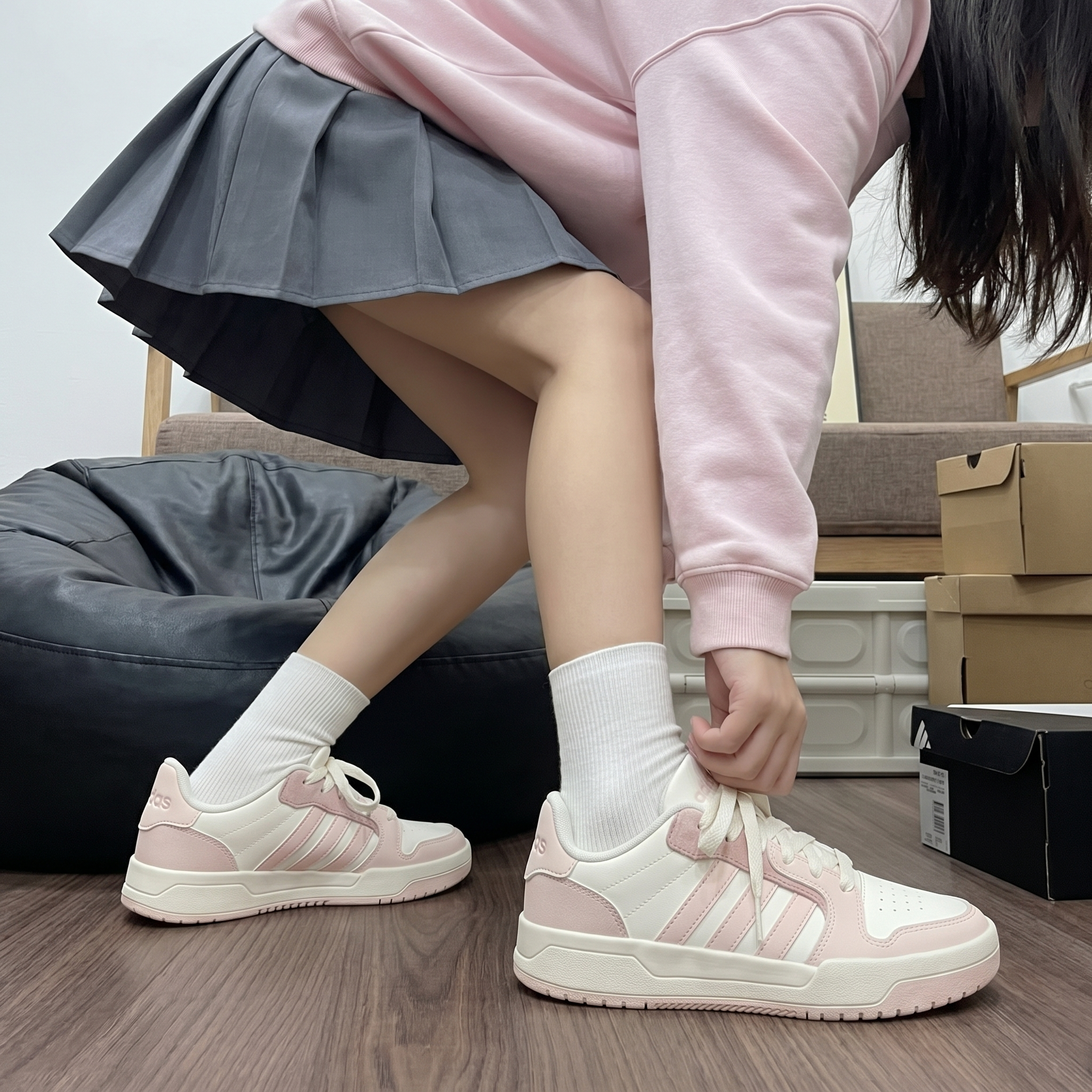 阿迪达斯女复古低帮板鞋白粉