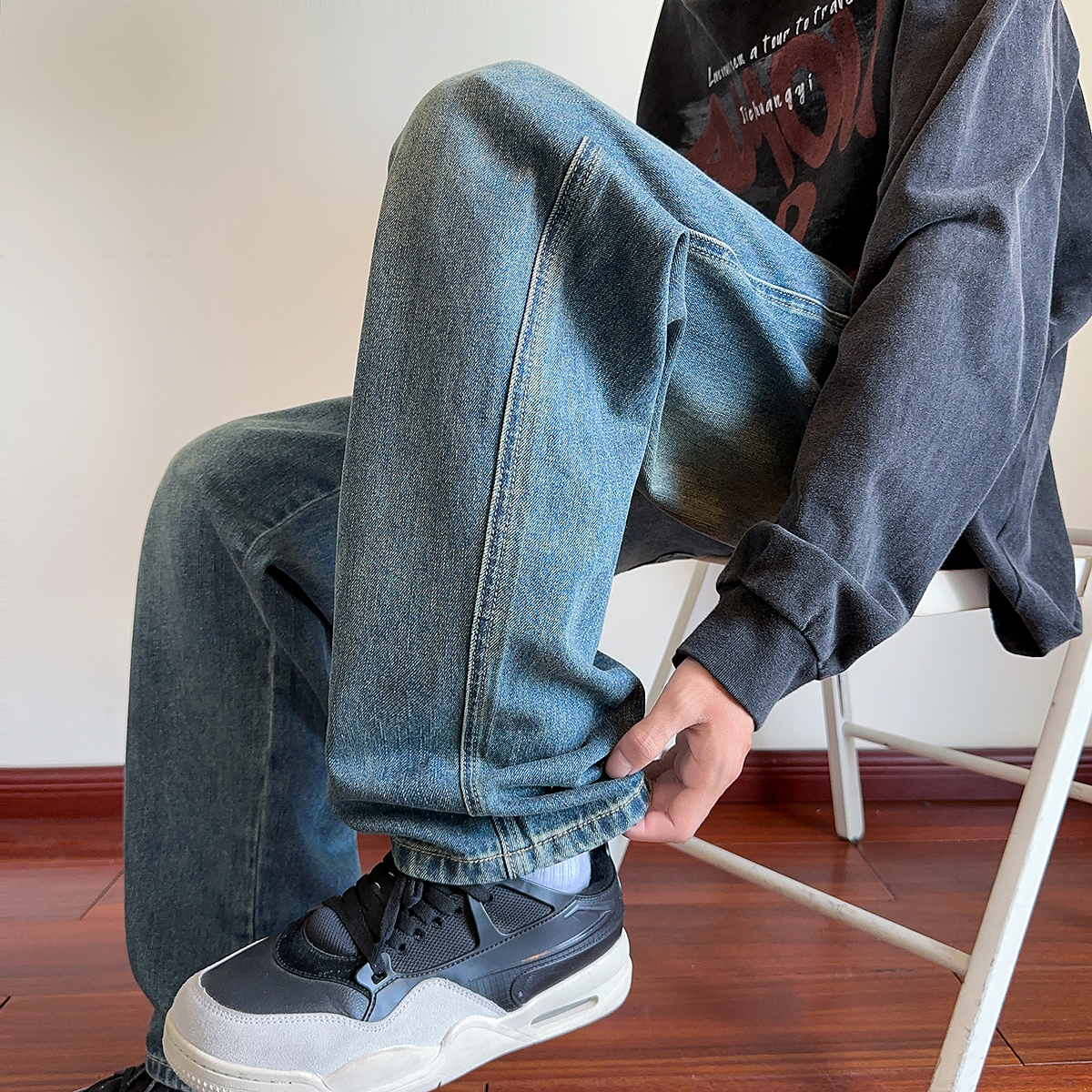 唐狮男款牛仔裤宽松长裤绣花设计