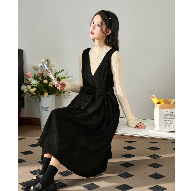 唐狮灯芯绒连衣裙秋冬新款气质收腰背带裙女黑色初秋V领背心裙TD