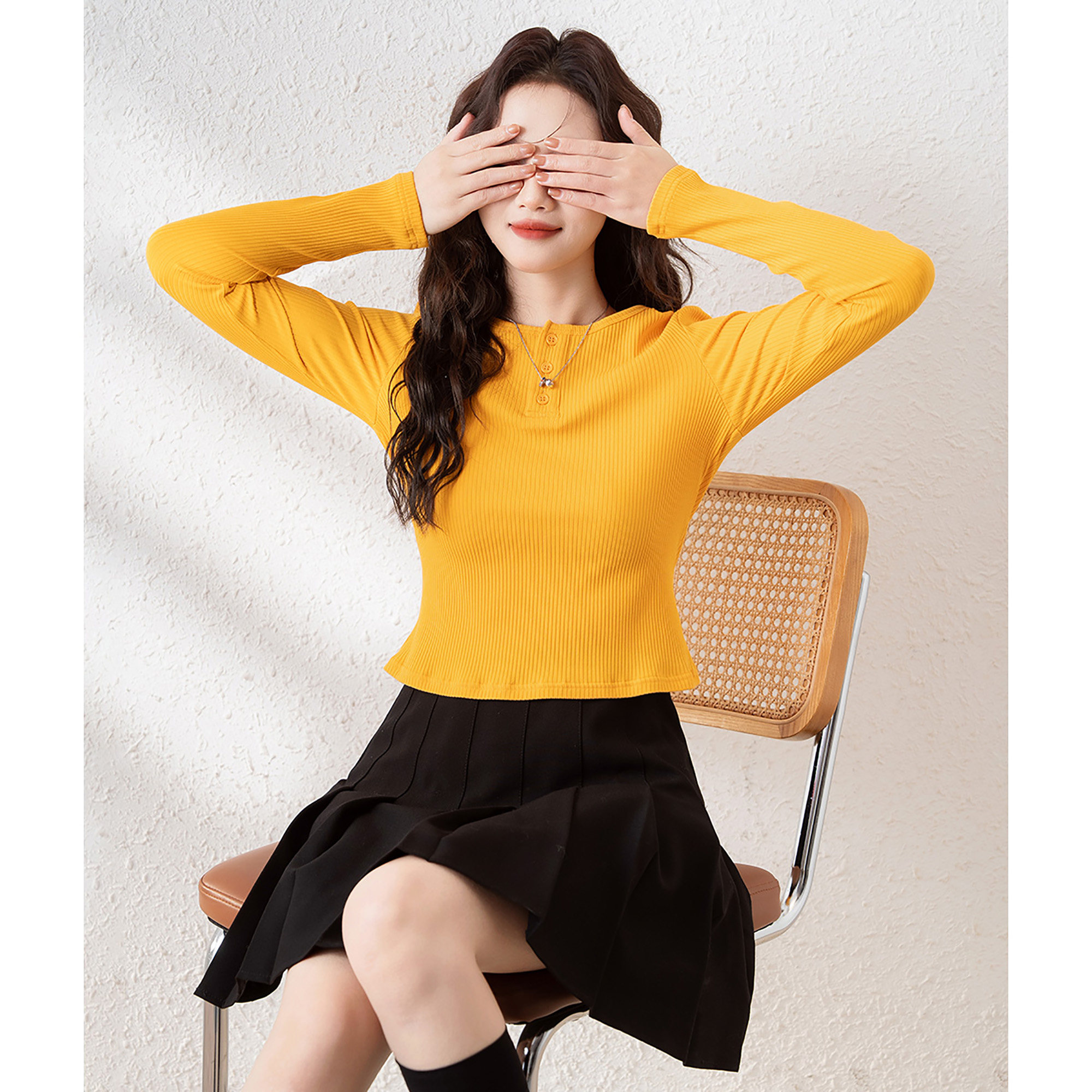 唐狮打底衫新款春季圆领门襟坑条内搭打底衫女黑色小众短款上衣