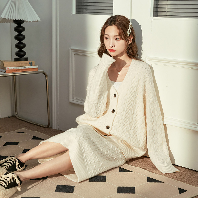 唐狮秋冬奶白套装裙女士针织套装奶系纯色穿搭软糯针织开衫半裙子