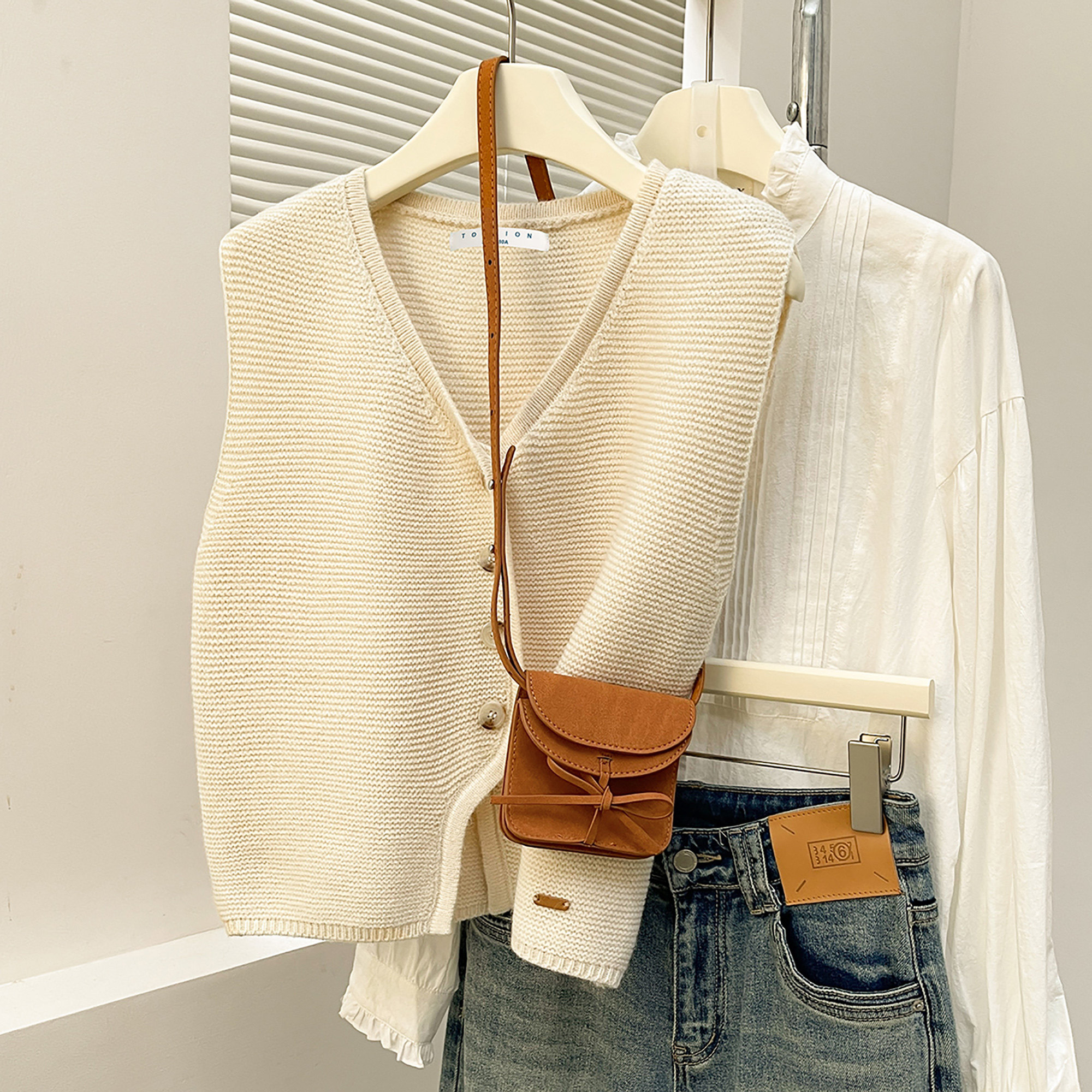 唐狮秋冬高级感简约不规则门襟开衫马甲百搭韩系时尚流行红色TD