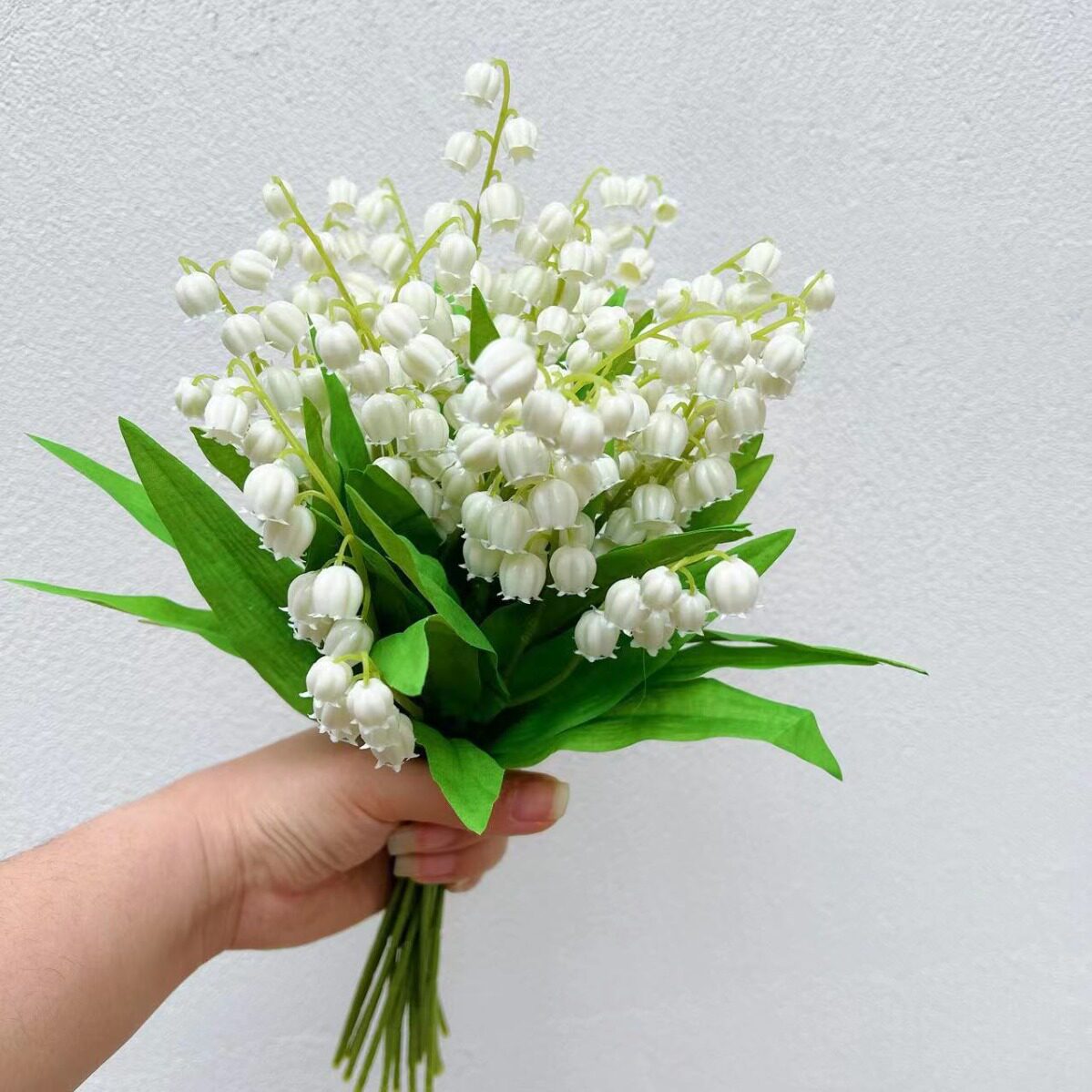 仿真手捧铃兰欧式ins风小清新婚庆新品手捧花束软胶塑料铃兰假花