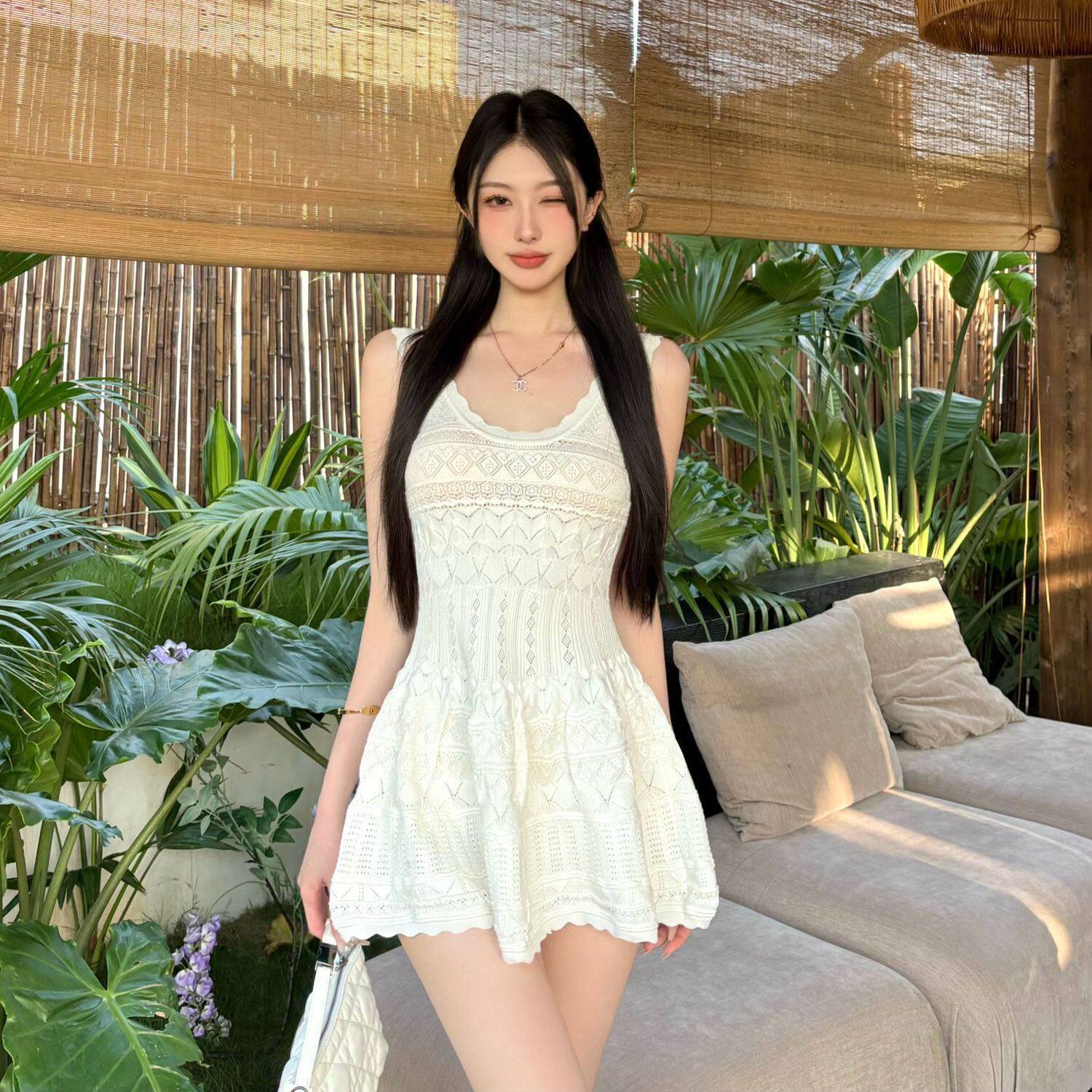 白色甜美法式镂空连衣裙吊带夏季新款收腰显瘦针织气质背心短裙子