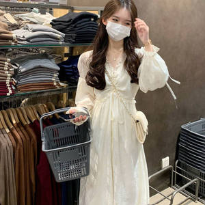 2025年新款洋气法式连衣裙女秋季宫廷风V领长袖气质收腰仙女裙