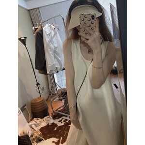 法式慵懒风海边度假设计感连衣裙2024新款奶油白无袖宽松背心裙子