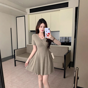 大码短袖针织连衣裙女夏季新款微胖修身显瘦a字短裙V领法式裙子