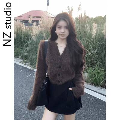 韩版时尚气质V领针织开衫女秋冬新款加厚保暖短款毛绒绒毛衣外套