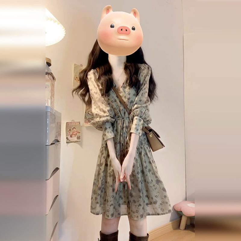 茶歇法式v领长袖碎花连衣裙子女夏春季2025新款高级感小个子短裙