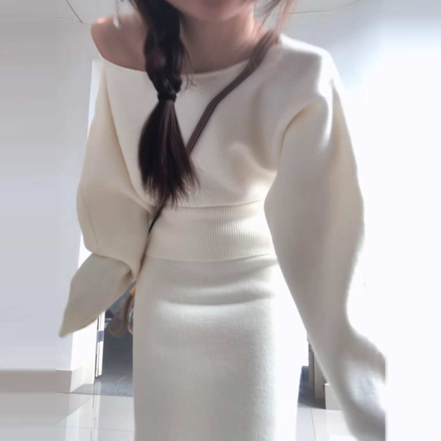法式白色斜肩毛衣针织连衣裙女秋冬2025新款韩系穿搭一整套装长裙