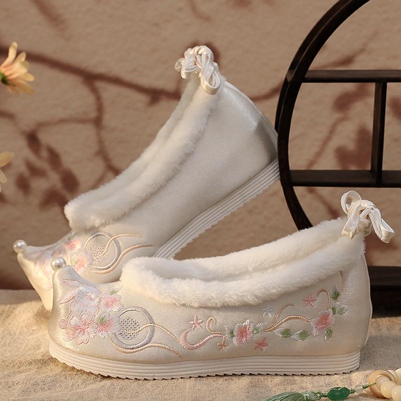 冬季汉服鞋子女翘头鞋明制改良加绒内增高保暖珍珠新中式绣花鞋女