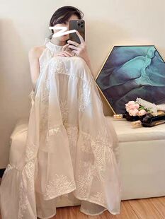 法式温柔风露肩挂脖连衣裙女2025夏季海边旅行度假风出片绝美长裙