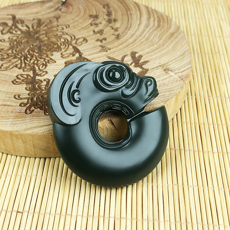 胡子哥珠宝和田玉吊坠塔青一细料玉猪龙一挂坠仿古玉兽玦玉佩设计