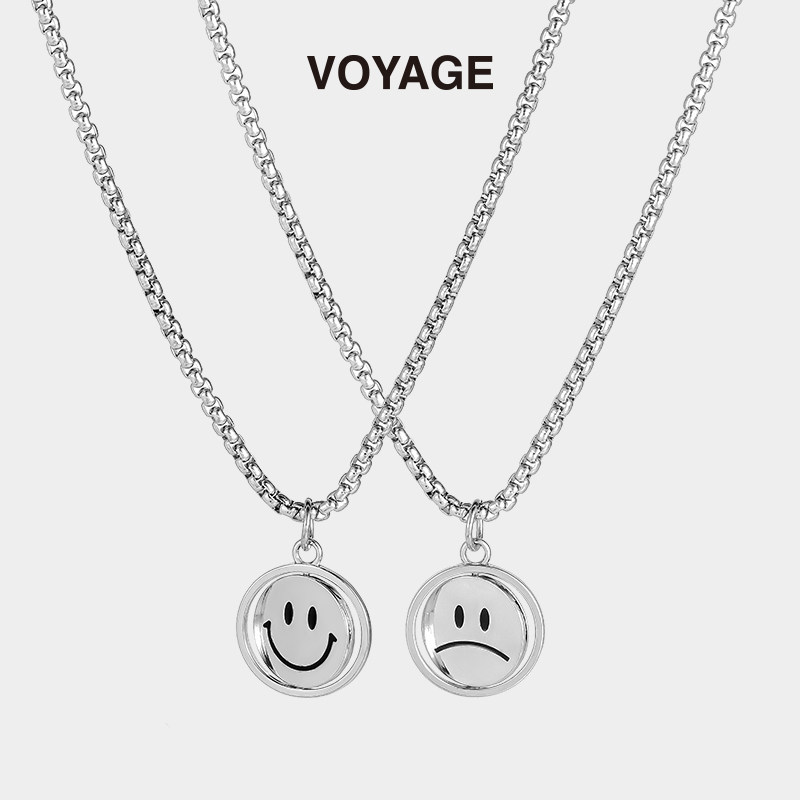 VOYAGE可旋转笑脸吊坠钛钢项链