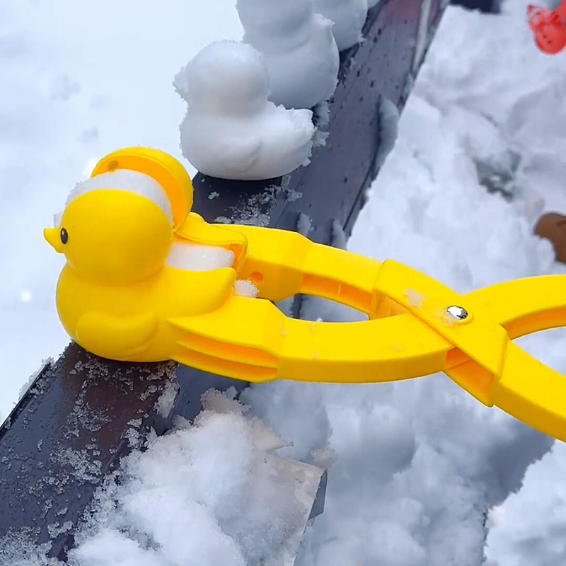 打雪仗都用上小黄鸭的玩雪神器了