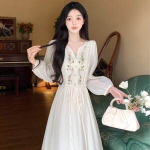 大码法式复古v领刺绣别致连衣裙女春夏胖mm新中式收腰显瘦长裙子
