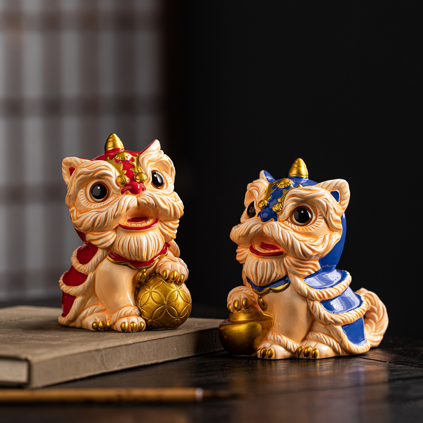 新年招财醒狮陶瓷摆件图片