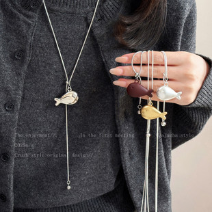 银色抽拉小鱼项链女简约百搭小众设计冬季配饰可爱长款装饰毛衣链