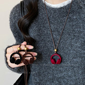 新年红色丝绒耳机吊坠项链女高级感轻奢小众毛衣链秋冬百搭配饰品