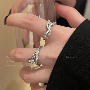 字母锆石戒指女款轻奢小众设计高级感夸张食指戒装饰配饰叠戴指环