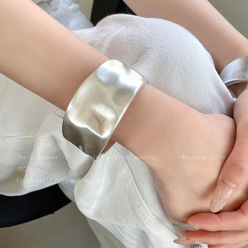 磨砂质感宽手镯女2026新款小众不规则手饰时尚夸张高级感个性镯子