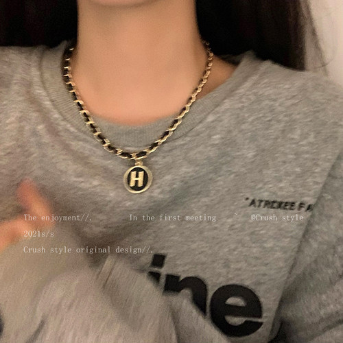 字母皮革圆牌时尚个性吊坠项链