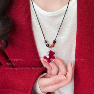 新年战马!红色丝绒小马项链女款本命年长款毛衣链高级感轻奢配饰