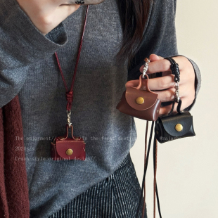 复古红色皮质小包挂件项链女挂绳配饰秋冬胸前长款挂脖毛衣链装饰
