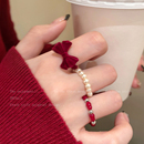 红色蝴蝶结丝绒珍珠戒指女小众设计叠戴配饰品轻奢高级感新年指环