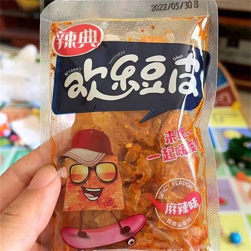 促销辣典欢乐鞋底大辣片网红辣条老式豆皮小包装辣条儿时休闲零食