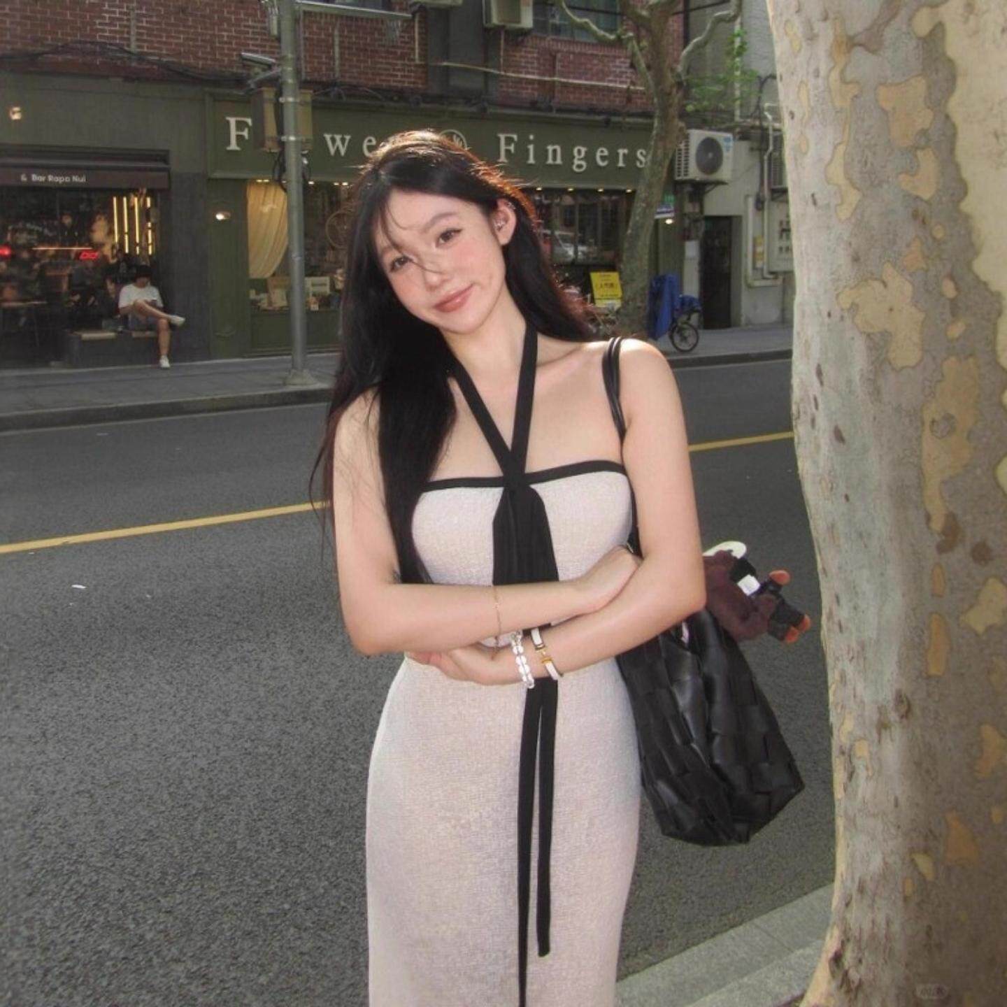 白色抹胸挂脖连衣裙子女夏季新款巨好看气质海边度假包臀长裙