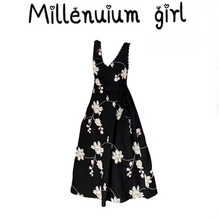 2025秋冬款碎花a字连衣裙女秋休闲文艺收腰显瘦V领黑色长款背带裙