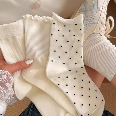 奶白色日系百搭木耳边波点堆堆袜