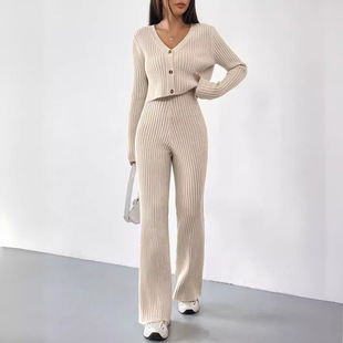 Knit top straight-leg trouser suit 针织上衣长袖V领直筒裤套装