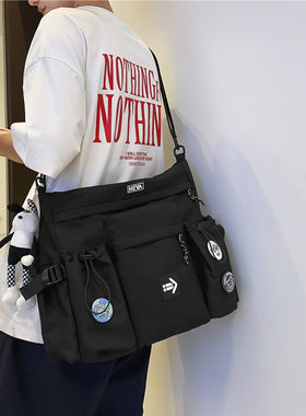 斜挎包男款大容量通勤新款青少年单肩背包男高中生潮学生手提包包