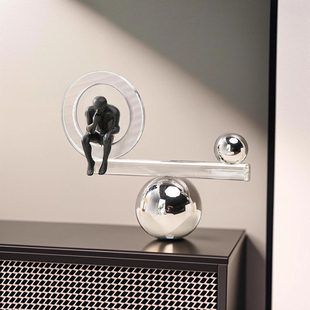 极简轻奢抽象平衡板思考人物雕塑摆件样板间办公室餐厅酒店装饰品